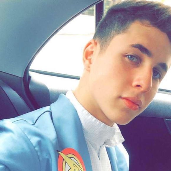 Meet your Posher, Carlos - Picture 1 of 1